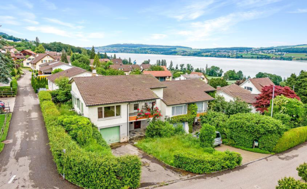 Doppeleinfamilienhaus-Hälfte mit Garage und Garten